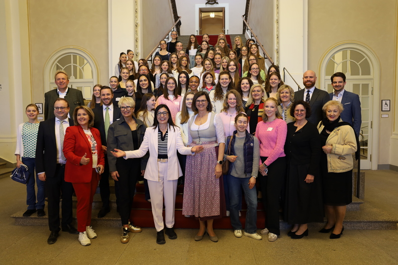 Girls Day 2026 im Bayerischen Landtag - einen Tag als Landtagsabgeordnete unterwegs:
Zum Girls� Day am 23. April konnten ca. 40 M&auml;dchen Einblicke in die Arbeit der CSU-Fraktion und der Abgeordneten erm&ouml;glicht werden. Neben der Landtagsf&uuml;hrung durch das Maximilianeum, einem Planspiel, bei dem eine Fraktionssitzung simuliert wurde, stand ein  Austausch mit den Abgeordneten auf dem Programm. "Eine rundum gelungener Tag f&uuml;r alle", so das Fazit!
Foto: CSU-Fraktion Medienservice