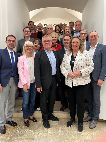 Der Verband Freier Berufe in Bayern e. V. (VFB) hat zu einem Parlamentarischen Fr&uuml;hst&uuml;ck im Bayerischen Landtag eingeladen. Themen waren u.a.:
Aktivrente / B&uuml;rokratieabbau betreffend Landesgesetze und die Umsetzung von Bundesgesetzen / Auftragsvergabe &Ouml;ffentliche Bauten und Kultur im &Ouml;ffentlichen Bauen sowie medizinische Versorgung auf dem Land.
Foto: CSU-Fraktion Medienservice 

  