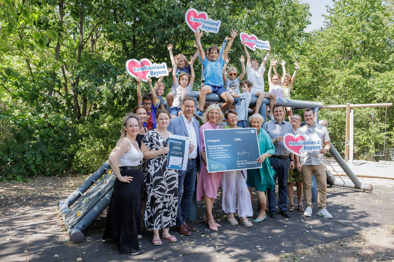 Das Integrative Montessori Haus für Kinder in Fürth gewann ein Preisgeld von 1.500 Euro beim Kita-Kreativwettbewerb #BayernGemeinsamStark. Bayerns Familienministerin Ulrike Scharf und Petra Guttenberger, MdL, überreichten den Scheck an die Einrichtung in Mittelfranken.
Tolle Einrichtung, tolle Arbeit des gesamten Teams!
Bild: StMAS